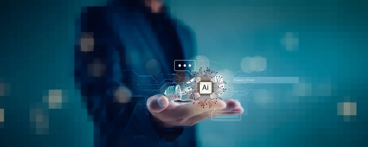 Mann im Anzug hält eine Glühbirne mit dem Schriftzug AI