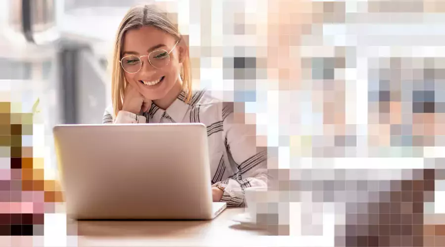 Frau mit Brille vor Laptop