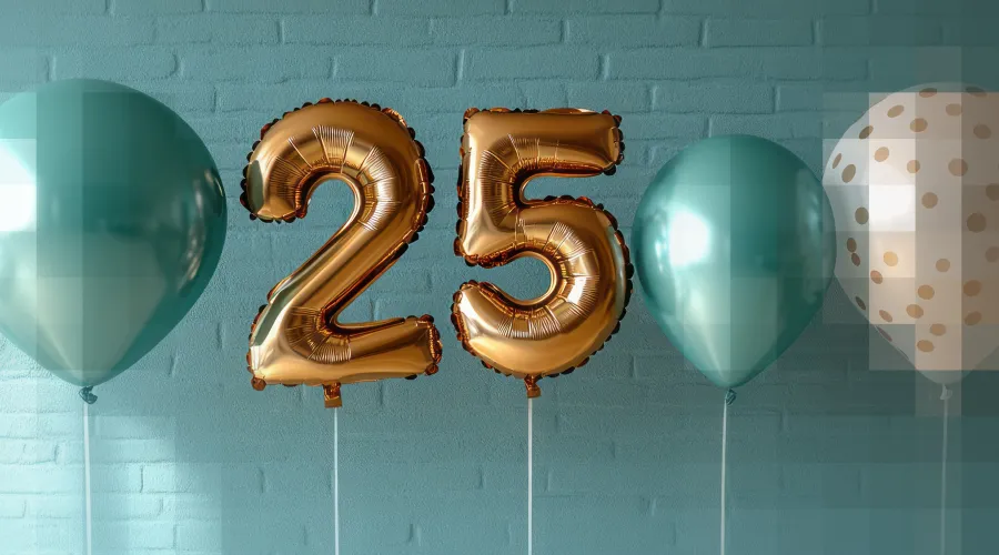 Luftballons nebeneinander mit der Zahl 25 und weiteren Ballons